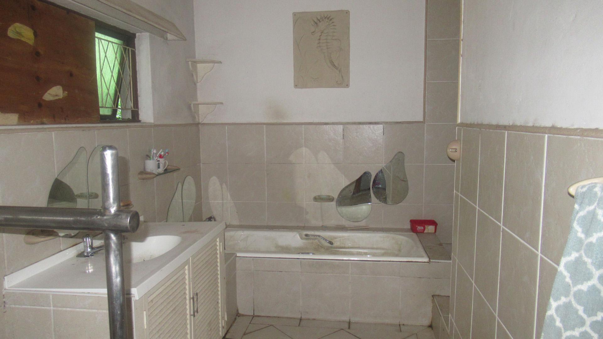 Bathroom 1 - 8 square meters of property in Padfield Park