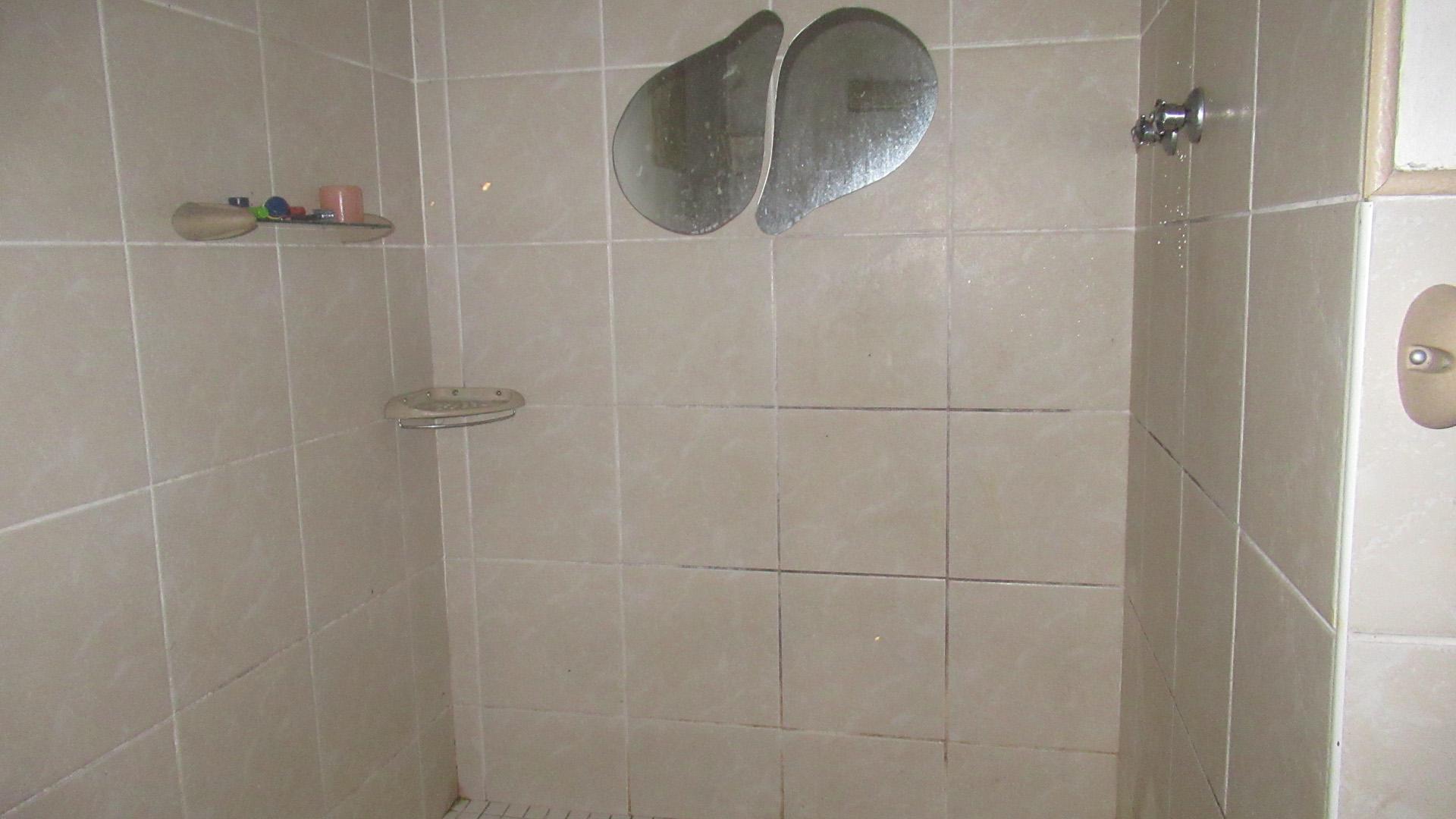 Bathroom 1 - 8 square meters of property in Padfield Park