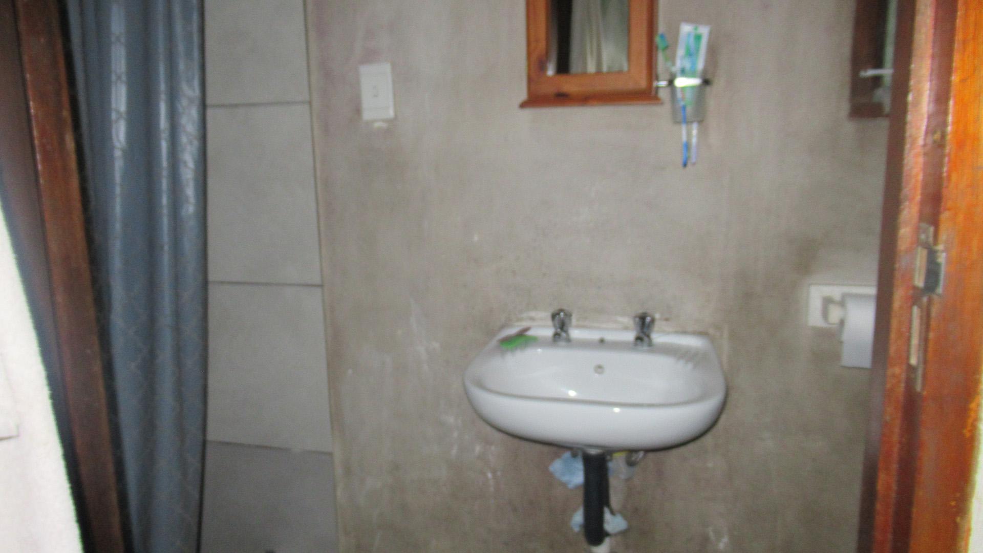 Bathroom 1 - 8 square meters of property in Padfield Park