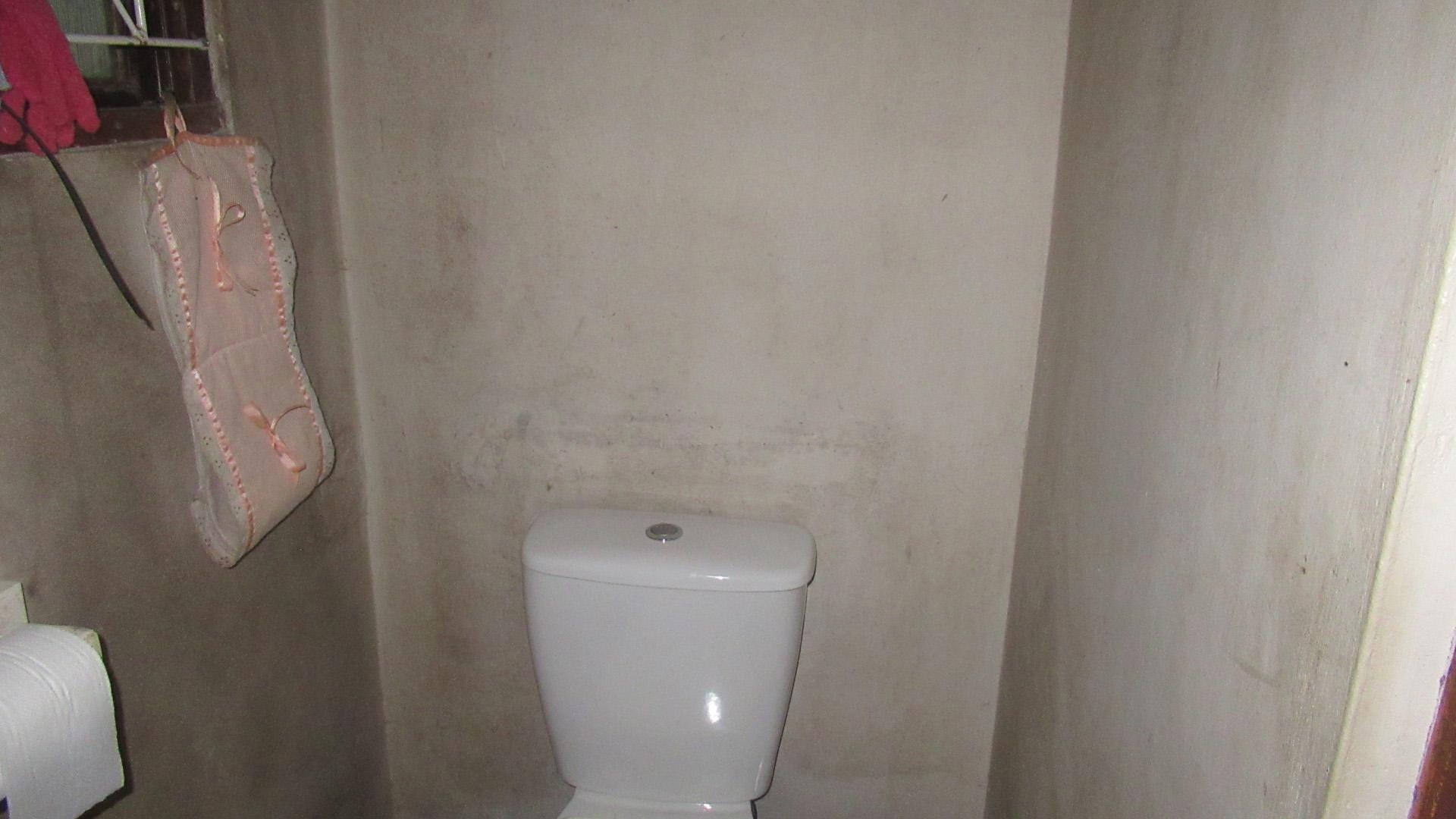Bathroom 1 - 8 square meters of property in Padfield Park