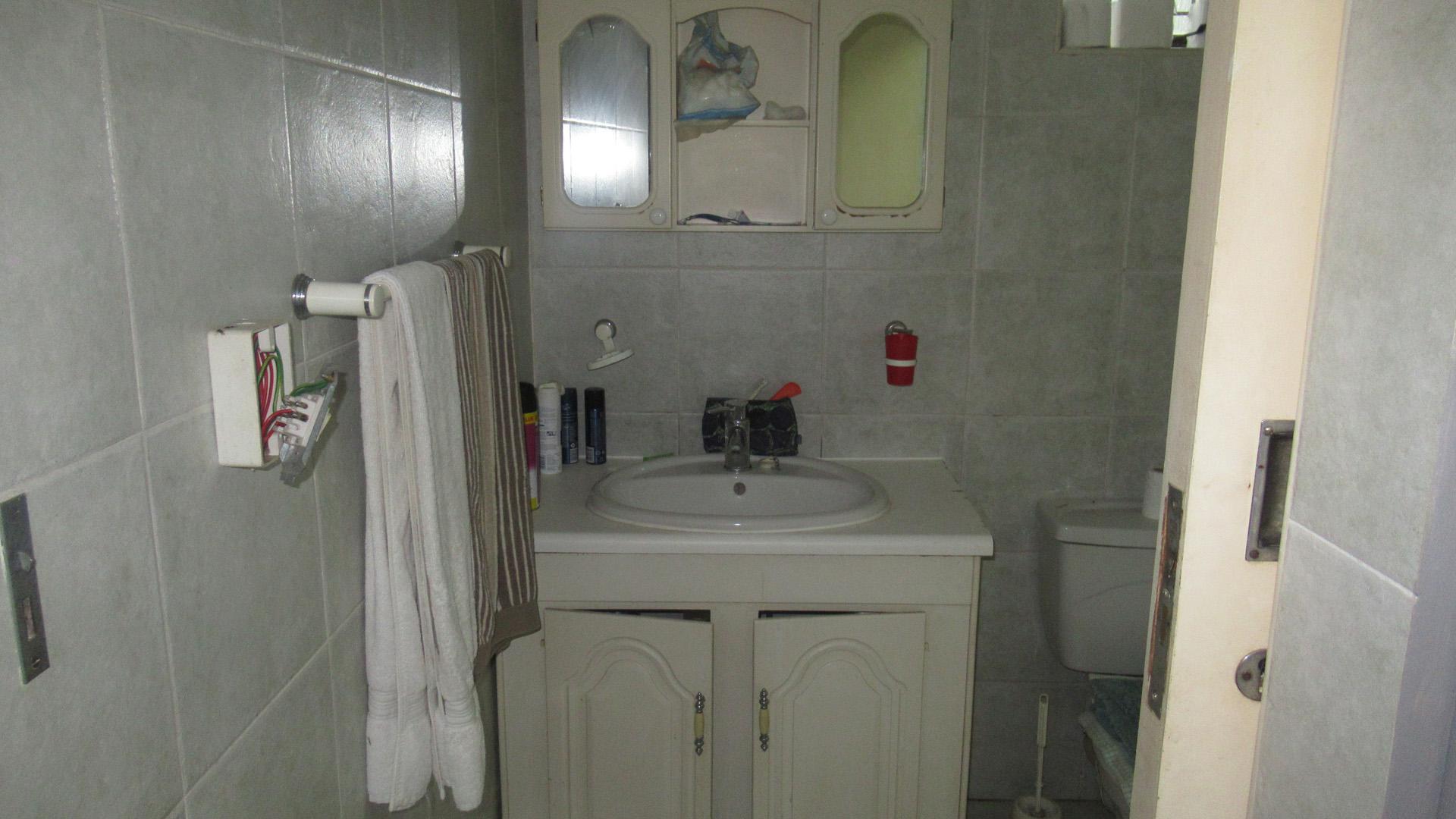 Bathroom 1 - 8 square meters of property in Padfield Park