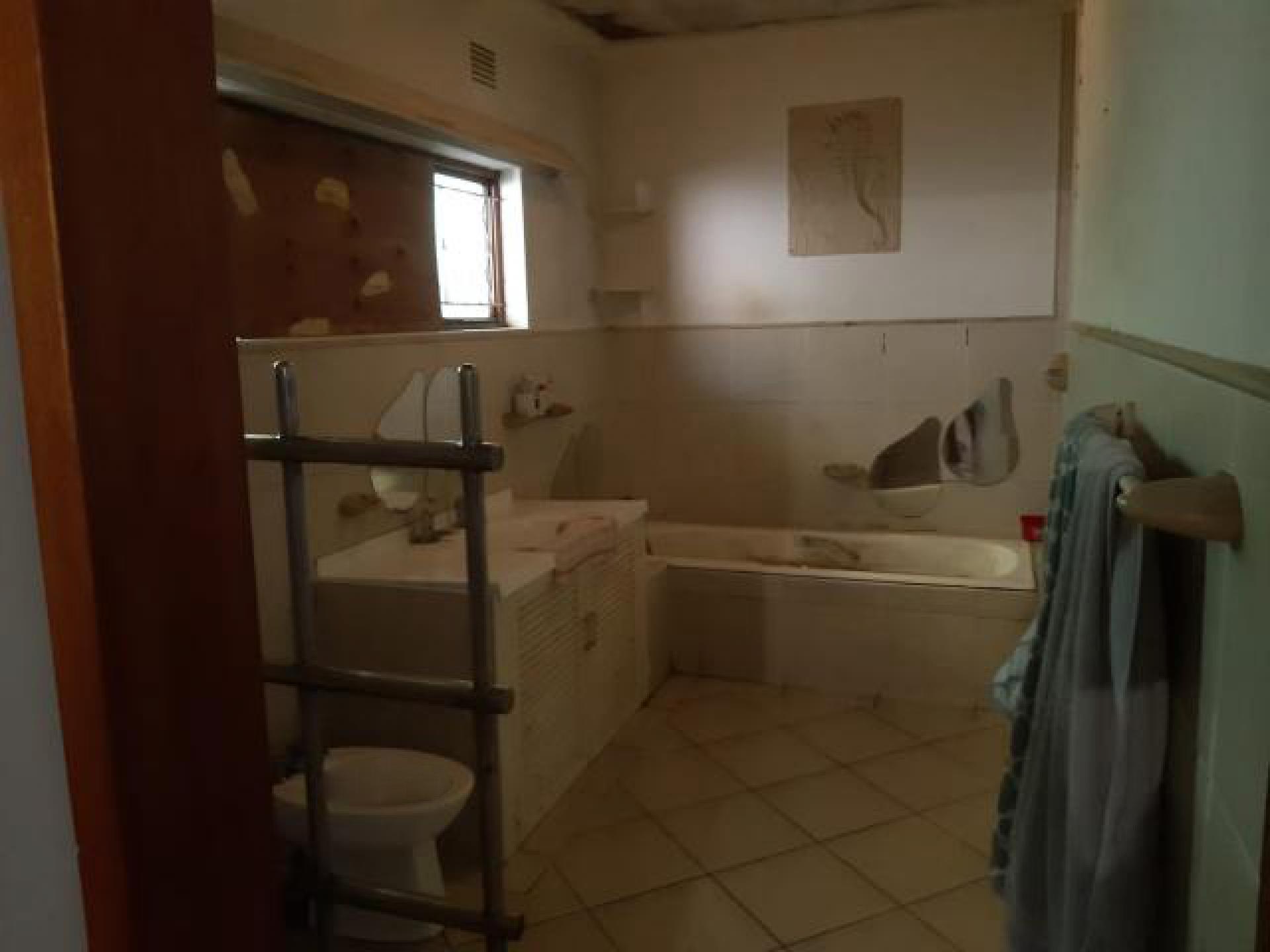 Bathroom 2 - 4 square meters of property in Padfield Park