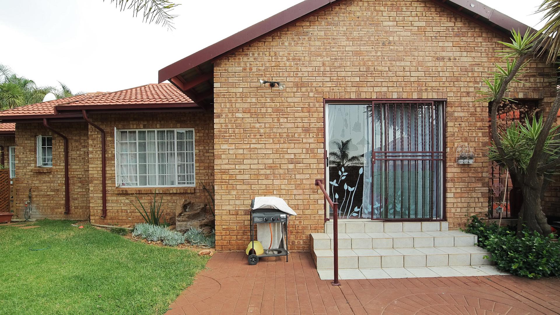 Front View of property in Rooihuiskraal North