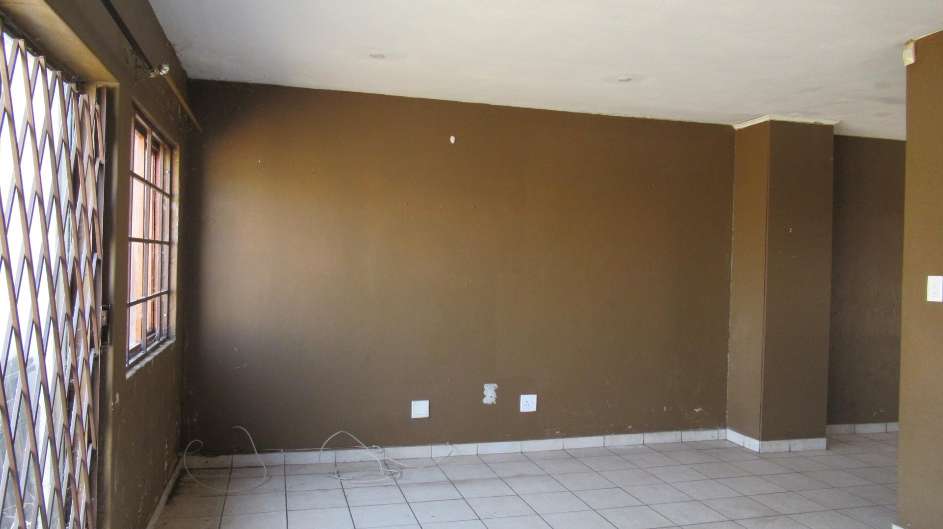 Lounges - 25 square meters of property in Bronkhorstspruit