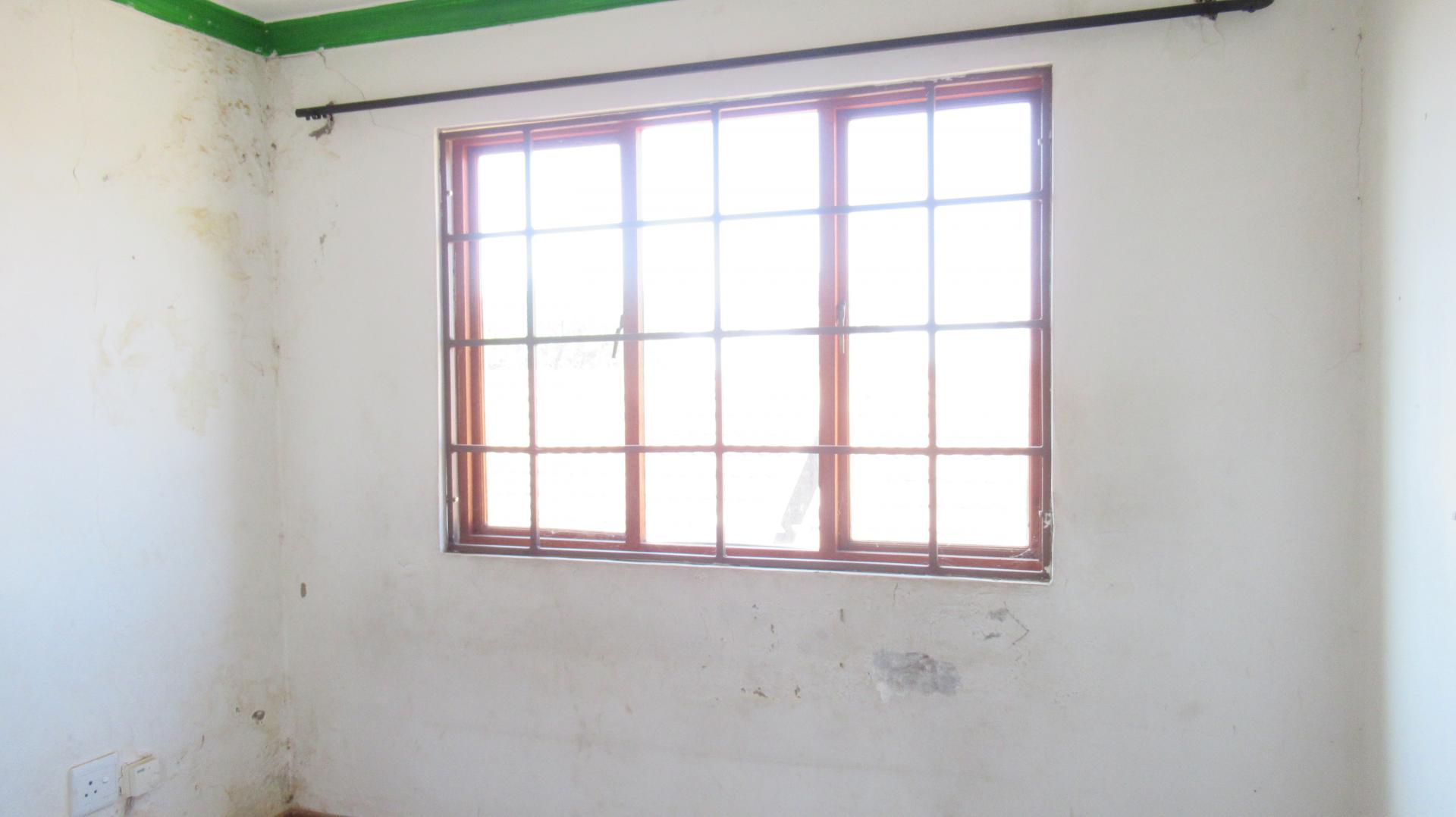 Bed Room 1 - 10 square meters of property in Bronkhorstspruit