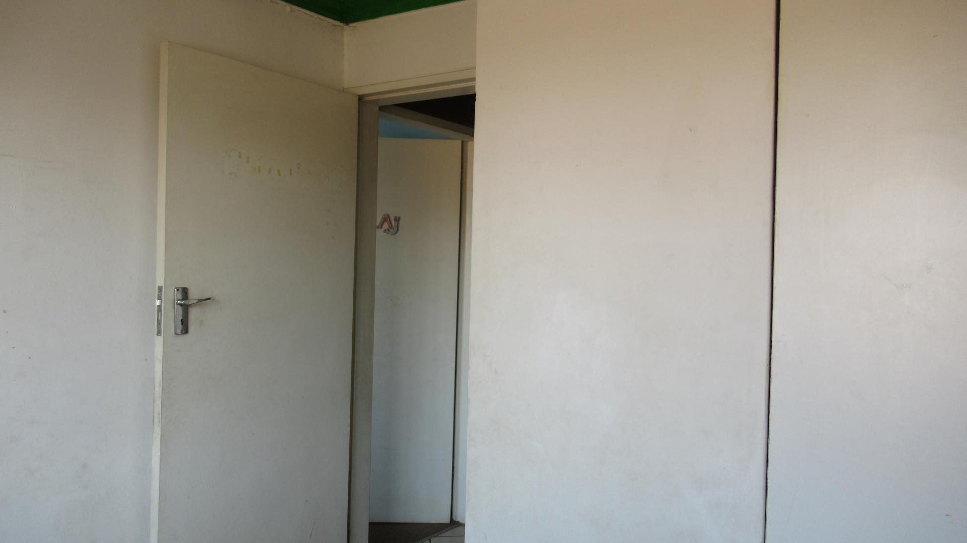 Bed Room 1 - 10 square meters of property in Bronkhorstspruit