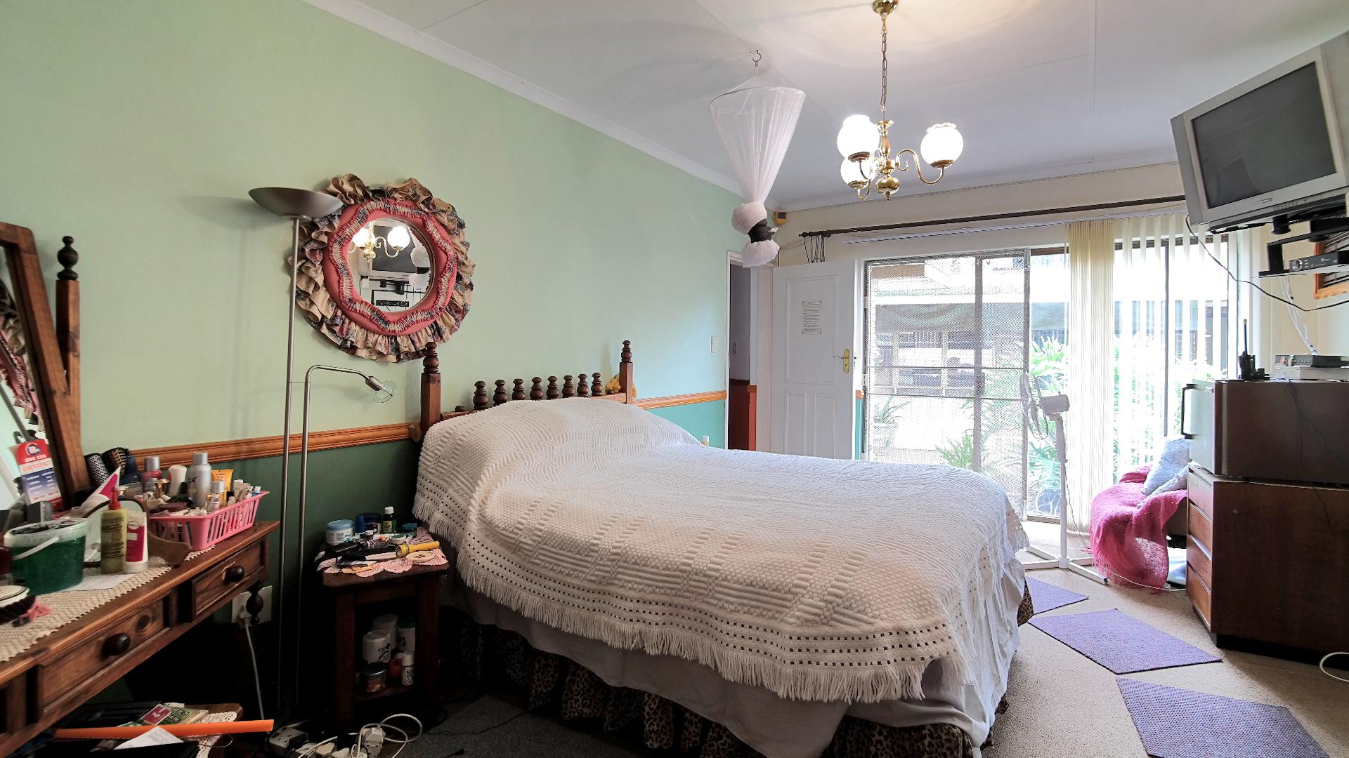 Main Bedroom - 26 square meters of property in Kameeldrift West