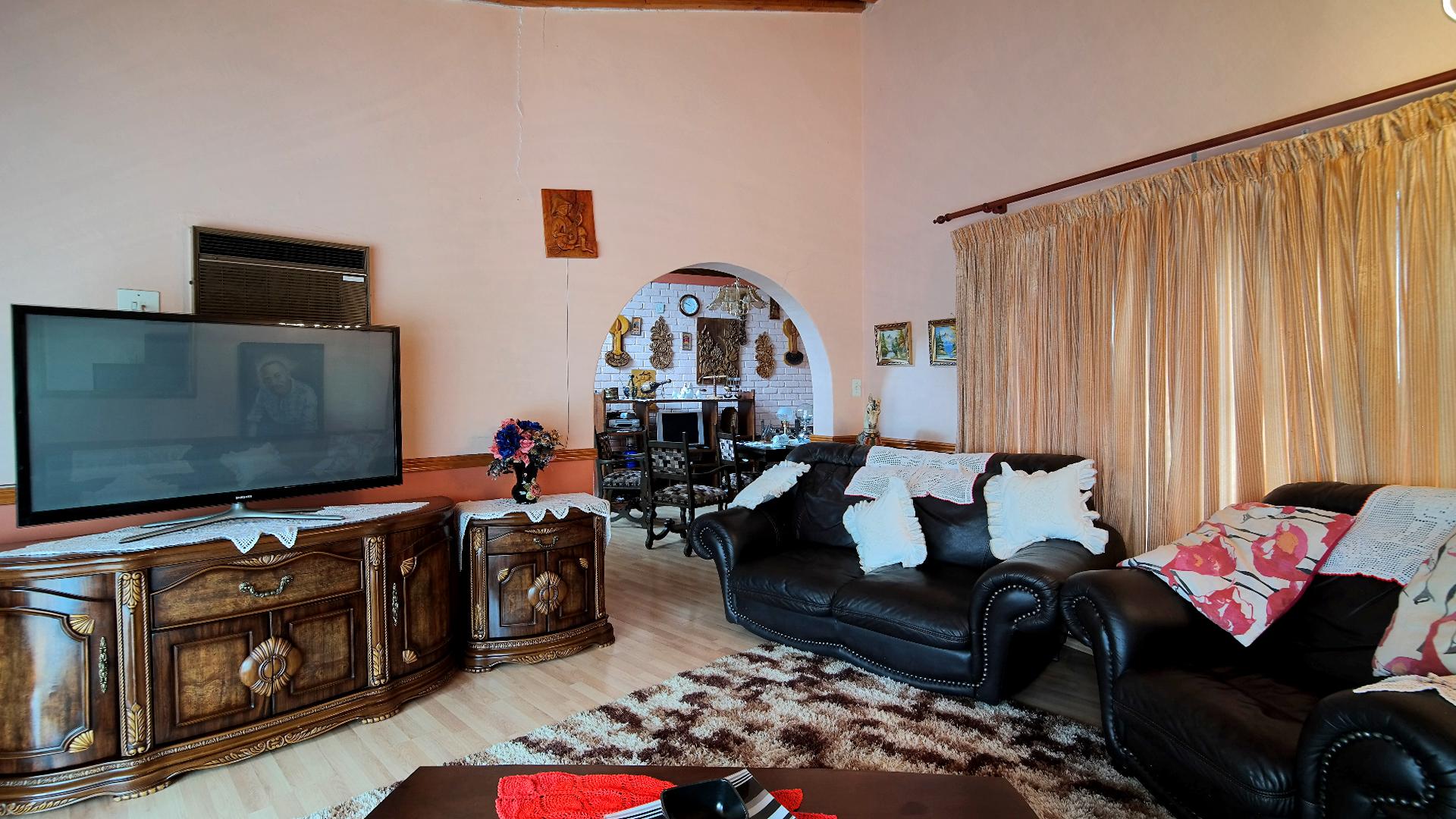 Lounges - 56 square meters of property in Kameeldrift West