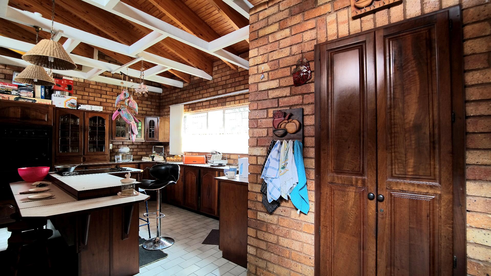 Kitchen - 28 square meters of property in Kameeldrift West