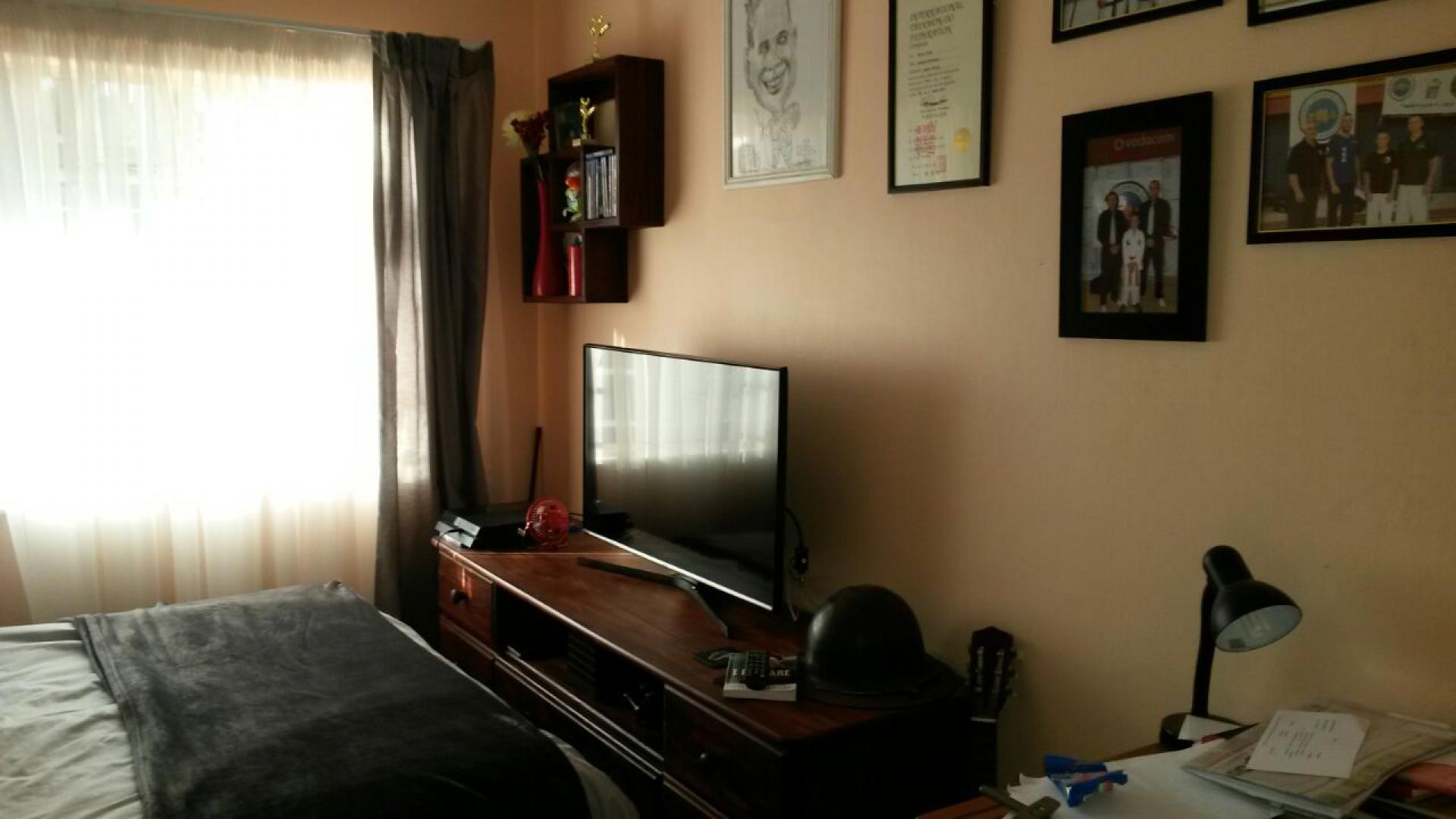 Bed Room 2 - 10 square meters of property in Vrededorp