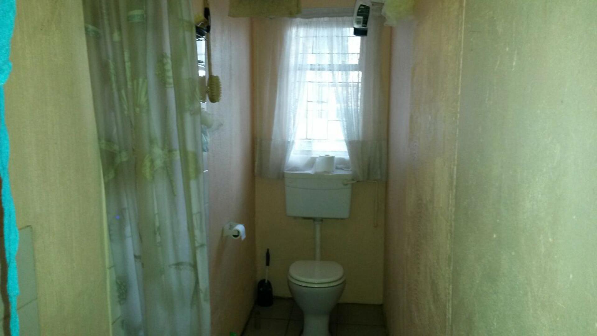 Bathroom 1 of property in Vrededorp