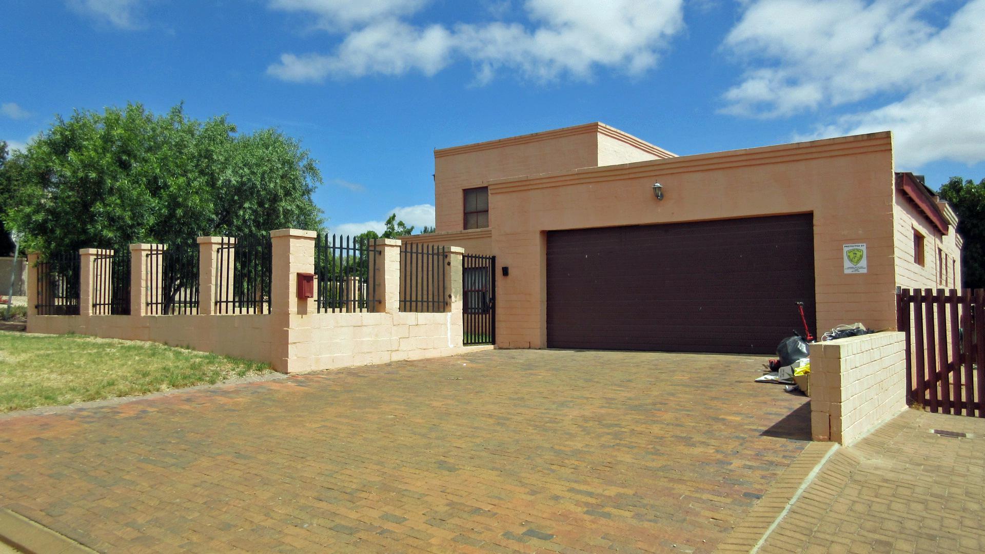 Front View of property in Darling