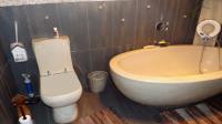 Main Bathroom - 17 square meters of property in Highbury