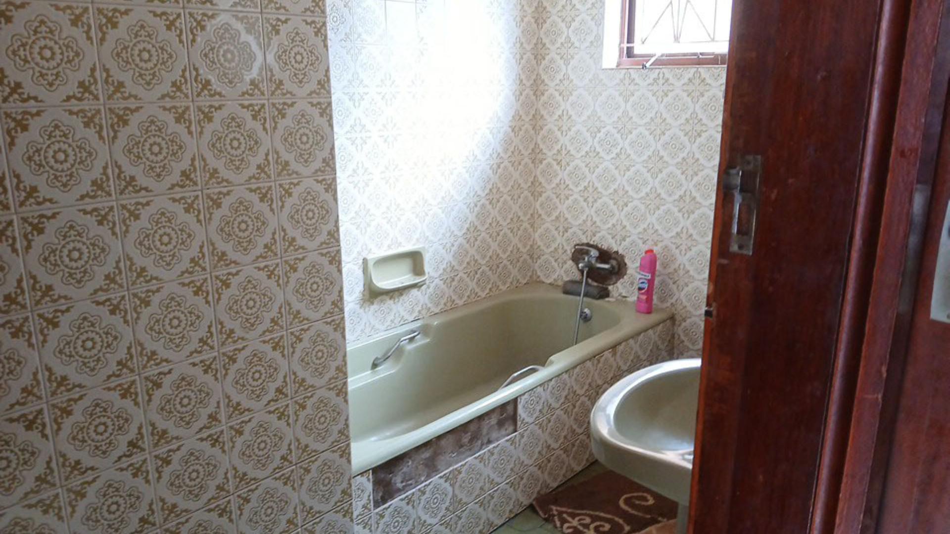 Bathroom 1 of property in Isipingo Hills