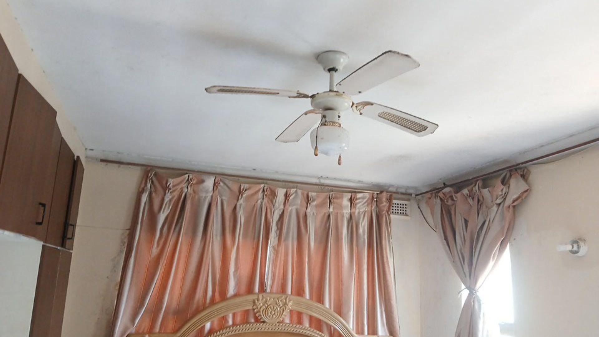 Main Bedroom of property in Isipingo Hills