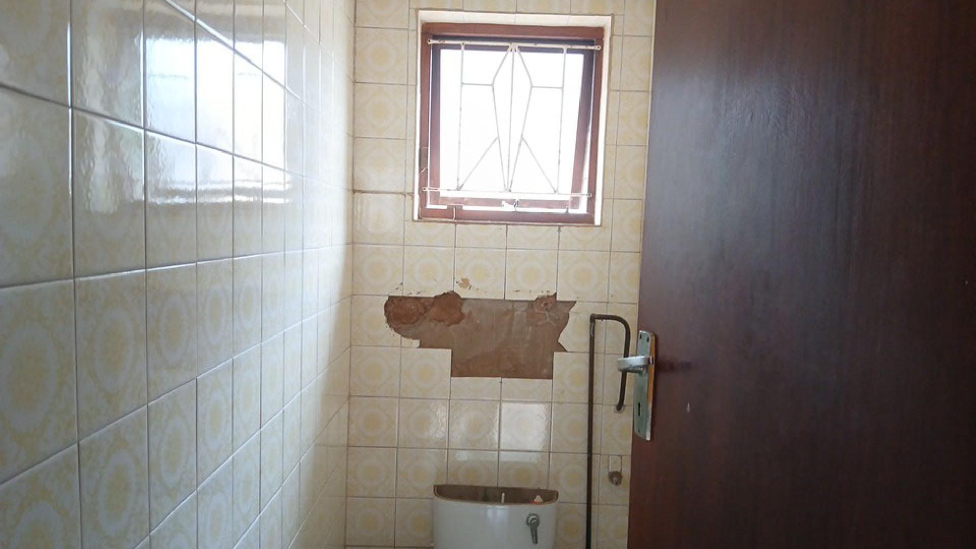 Bathroom 2 of property in Isipingo Hills
