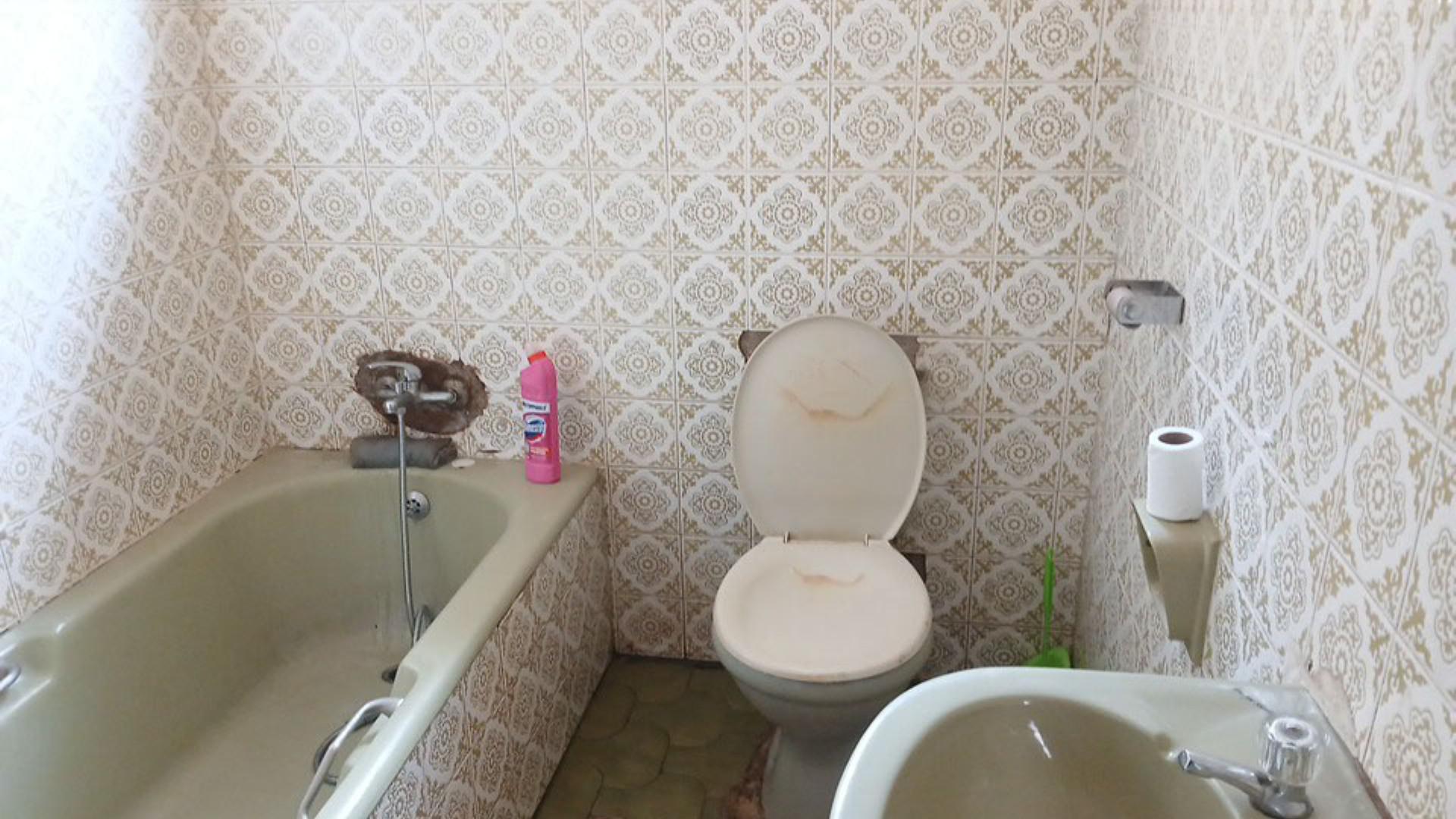 Bathroom 1 of property in Isipingo Hills