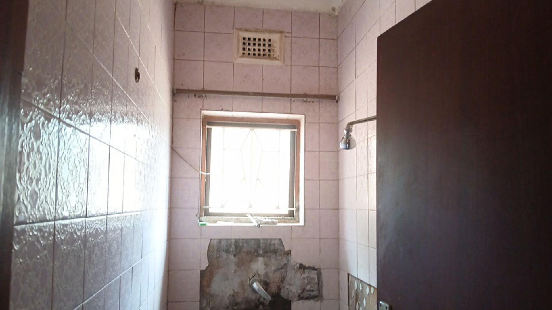 Bathroom 2 of property in Isipingo Hills