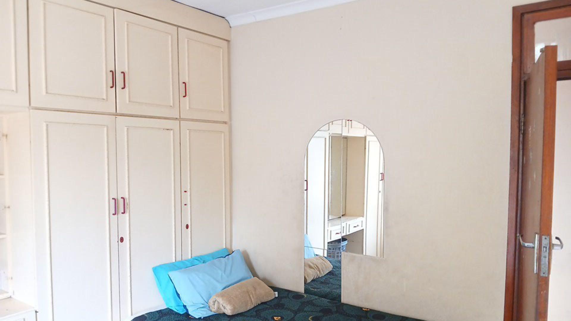 Bed Room 5+ of property in Isipingo Hills