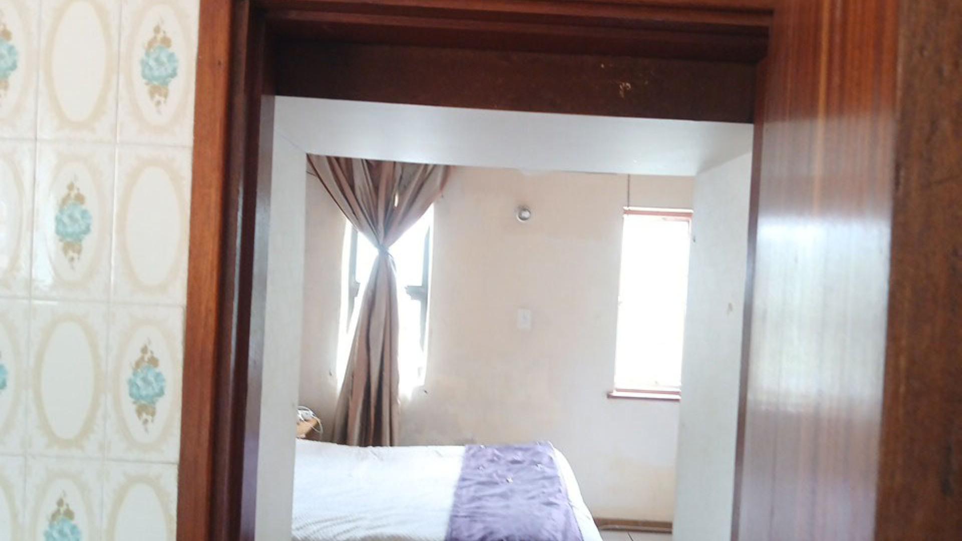 Bed Room 5+ of property in Isipingo Hills