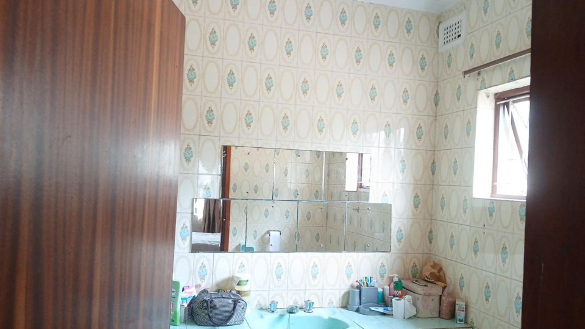 Main Bathroom of property in Isipingo Hills