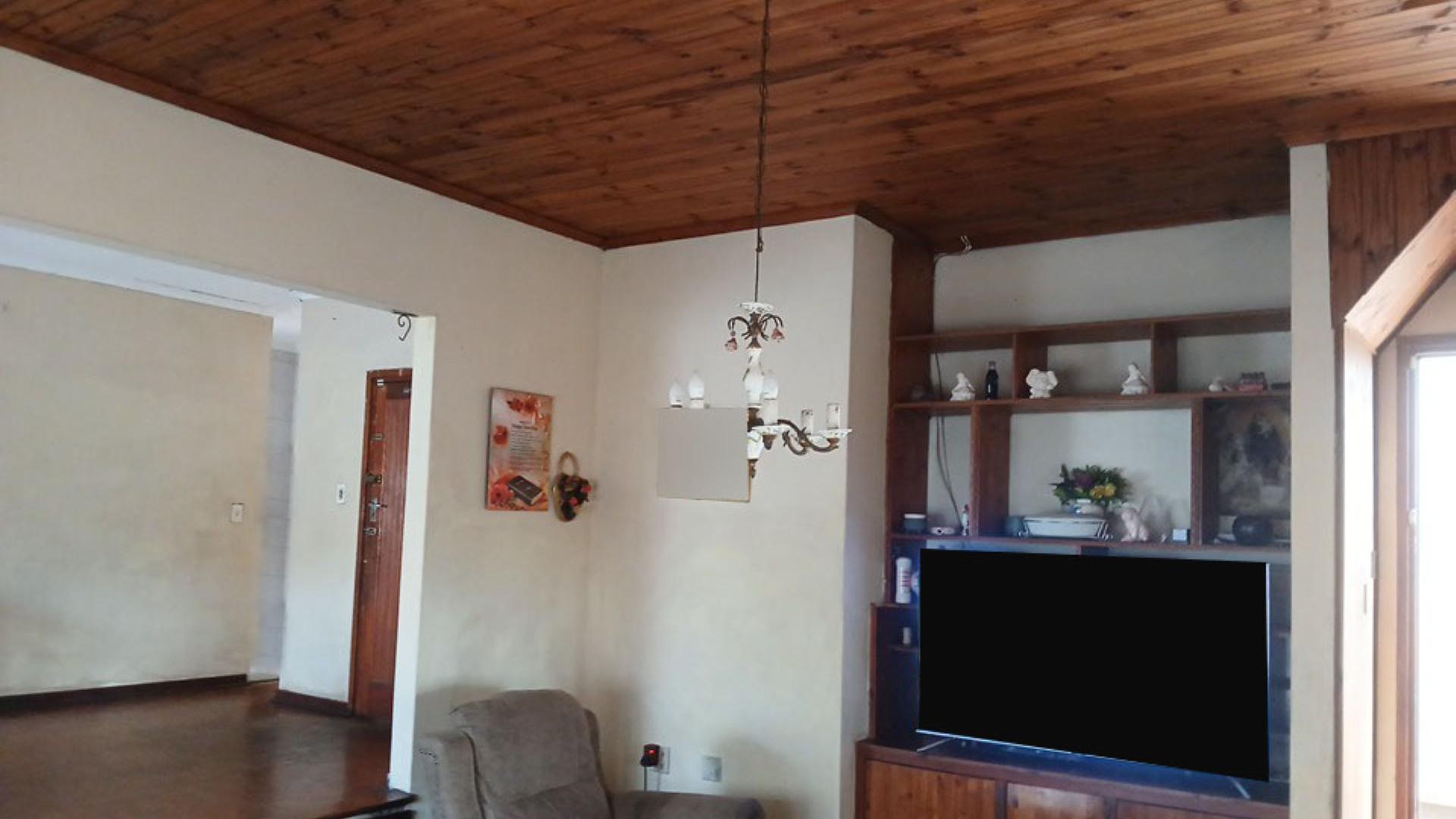 Lounges of property in Isipingo Hills