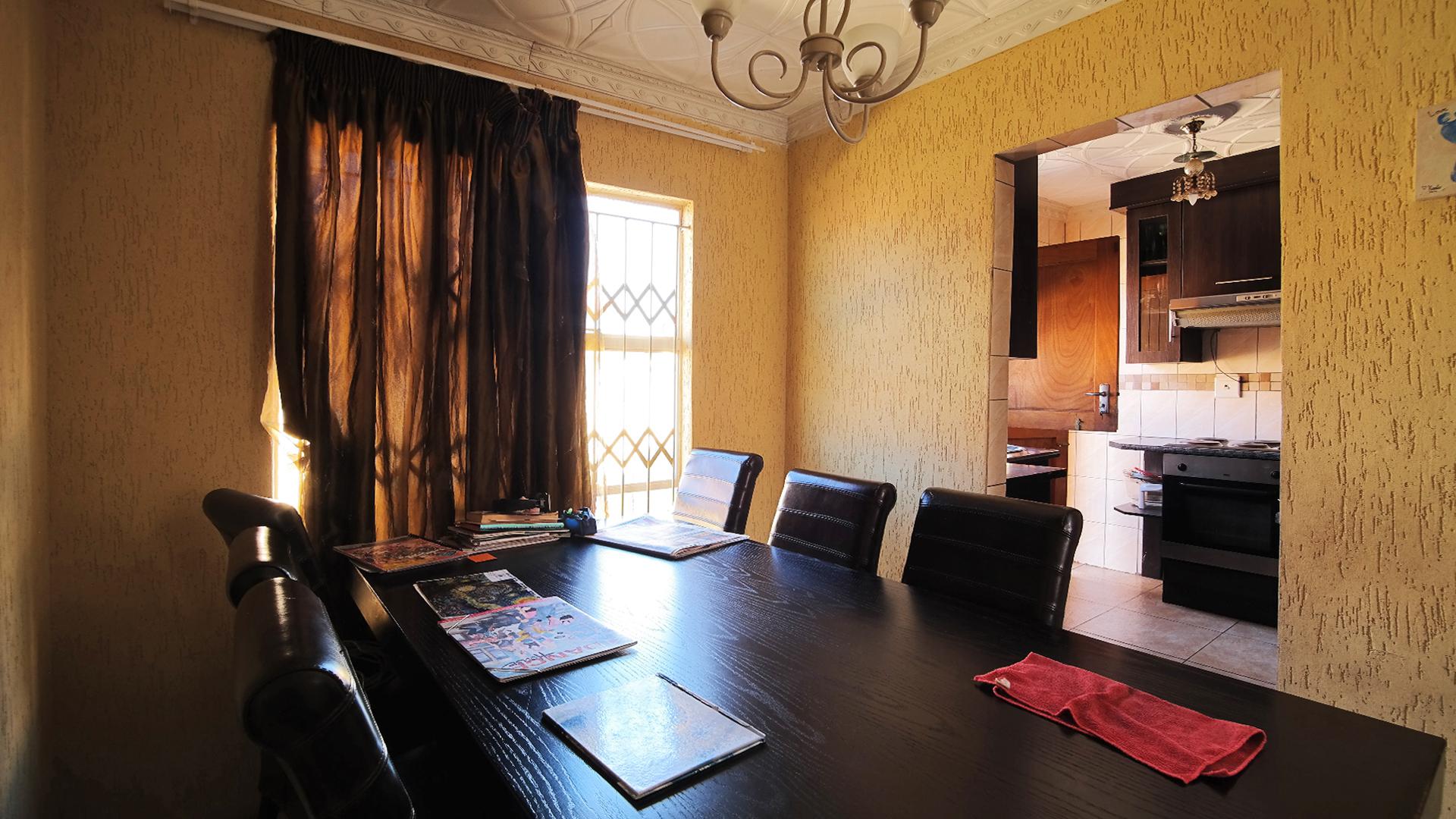 Dining Room - 6 square meters of property in Tlhabane West