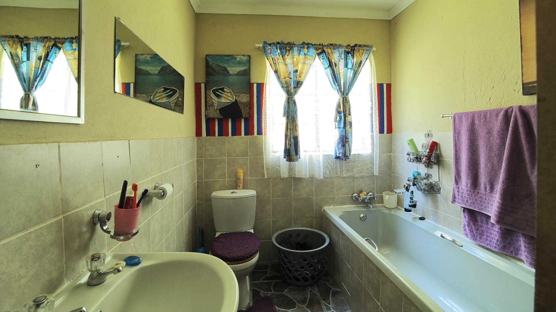 Bathroom 3+ - 28 square meters of property in Kromdraai