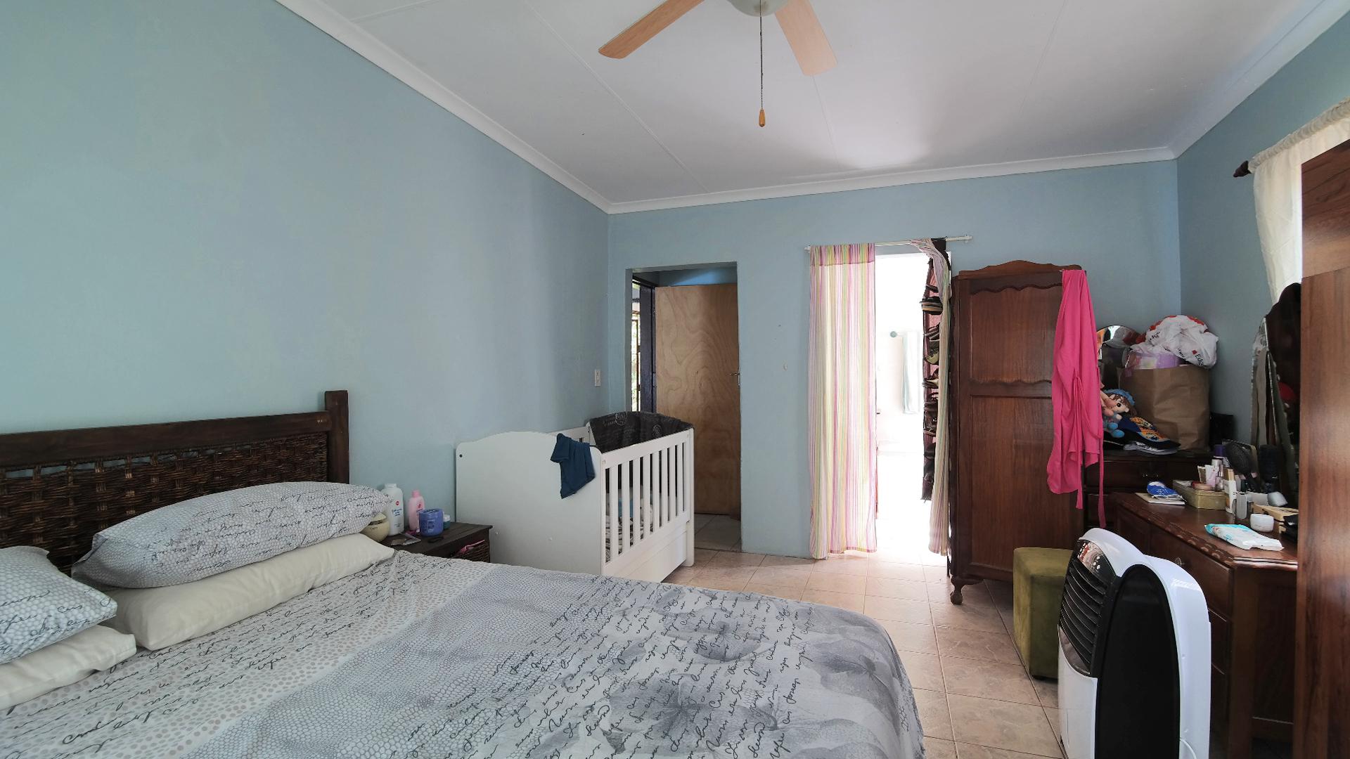 Bed Room 5+ - 82 square meters of property in Kromdraai