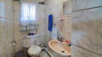 Main Bathroom - 2 square meters of property in Geelhoutpark