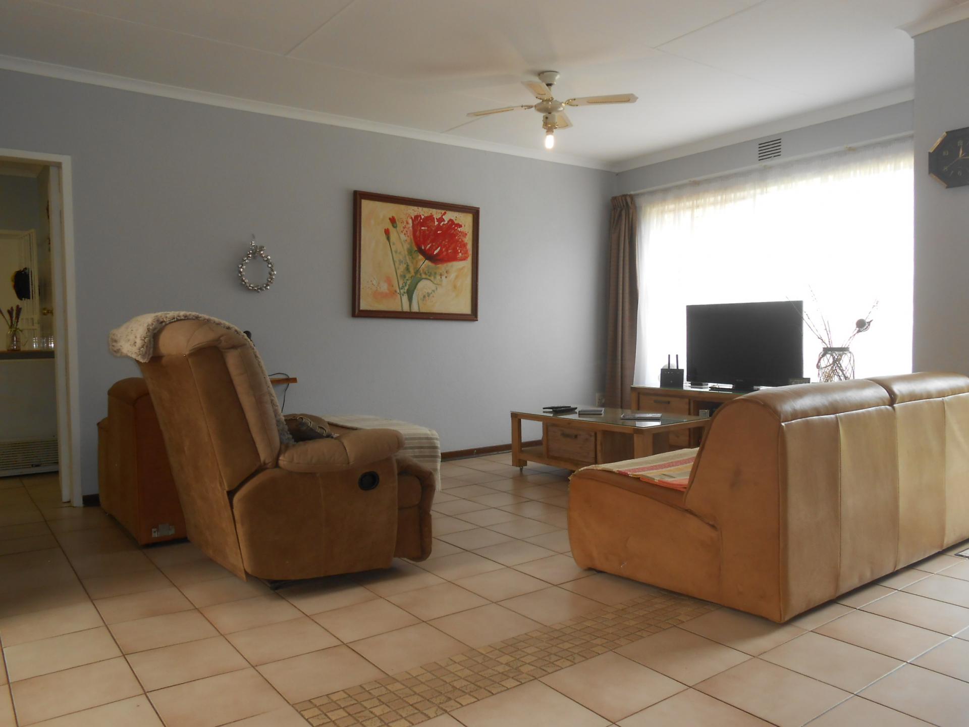 Lounges - 51 square meters of property in Witfield