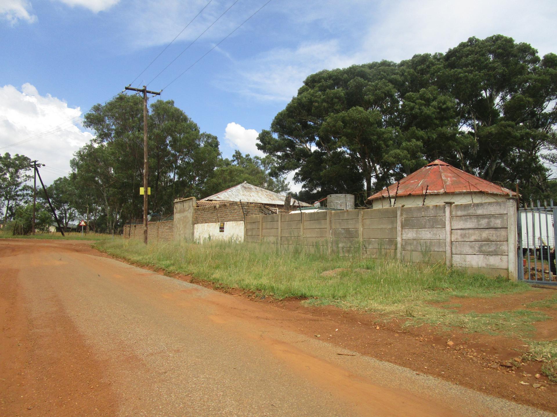 Front View of property in De Deur