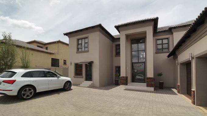 4 Bedroom House for Sale For Sale in Blue Valley Golf Estate - Home Sell - MR185259