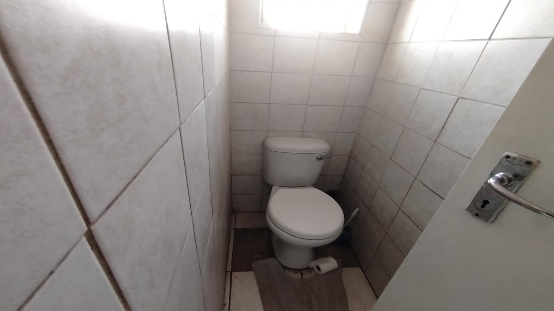 Bathroom 1 - 5 square meters of property in Vanderbijlpark