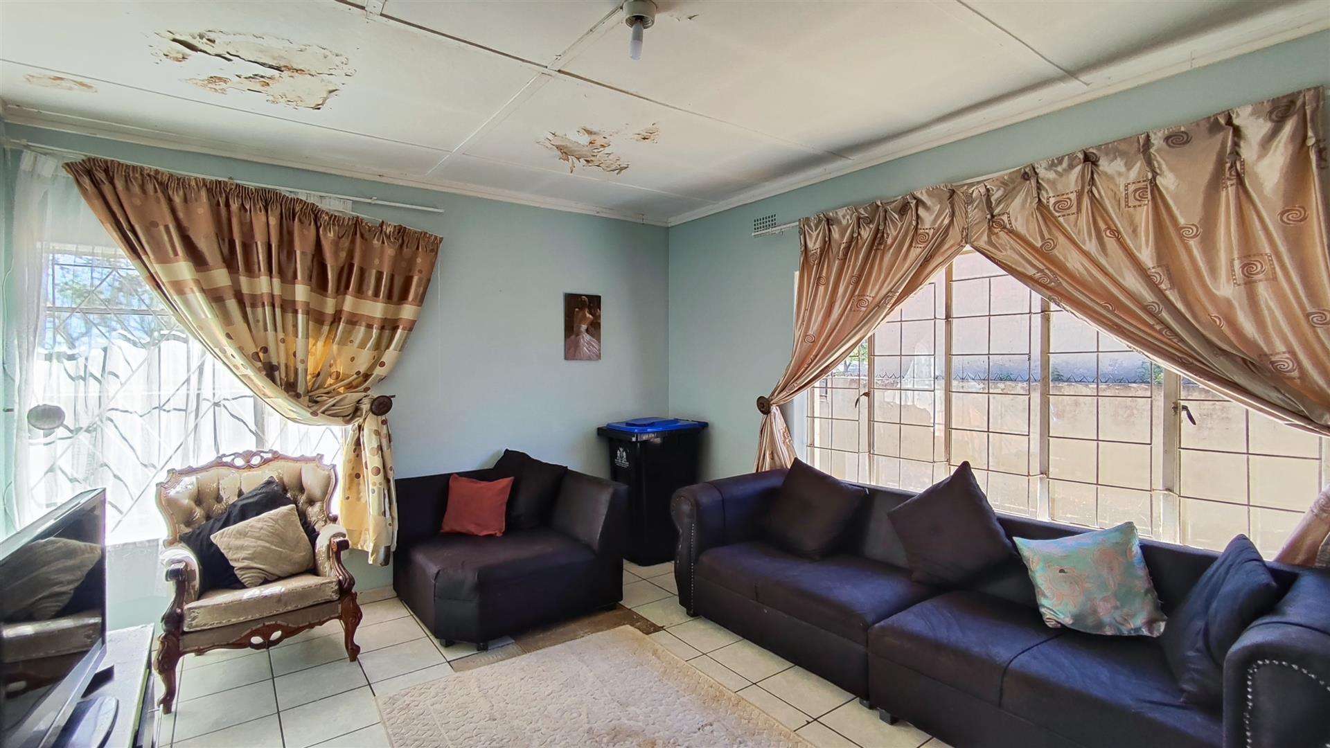 Lounges - 24 square meters of property in Vanderbijlpark