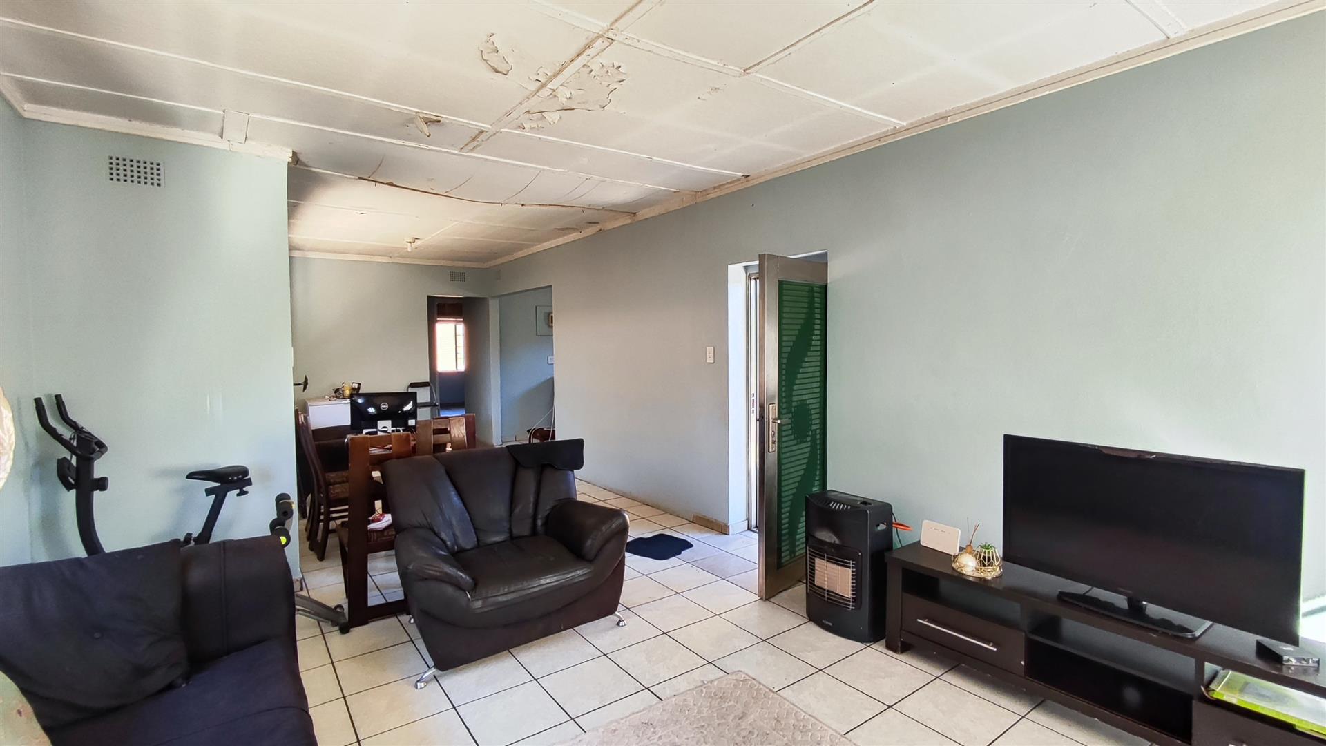 Lounges - 24 square meters of property in Vanderbijlpark