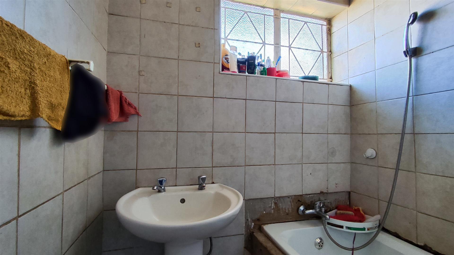 Bathroom 1 - 5 square meters of property in Vanderbijlpark