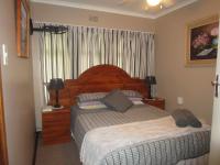 Bed Room 1 - 11 square meters of property in Brackendowns