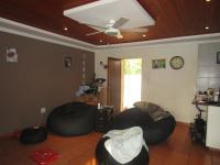 Lounges - 44 square meters of property in Brackendowns