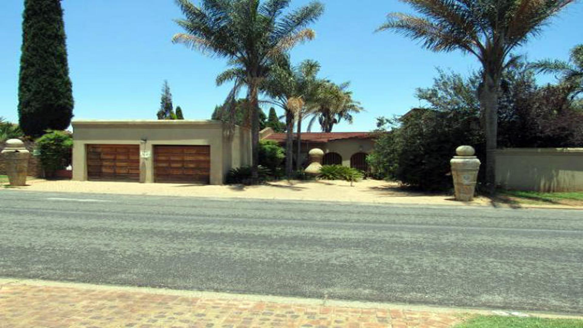 Front View of property in Glenmarais (Glen Marais)