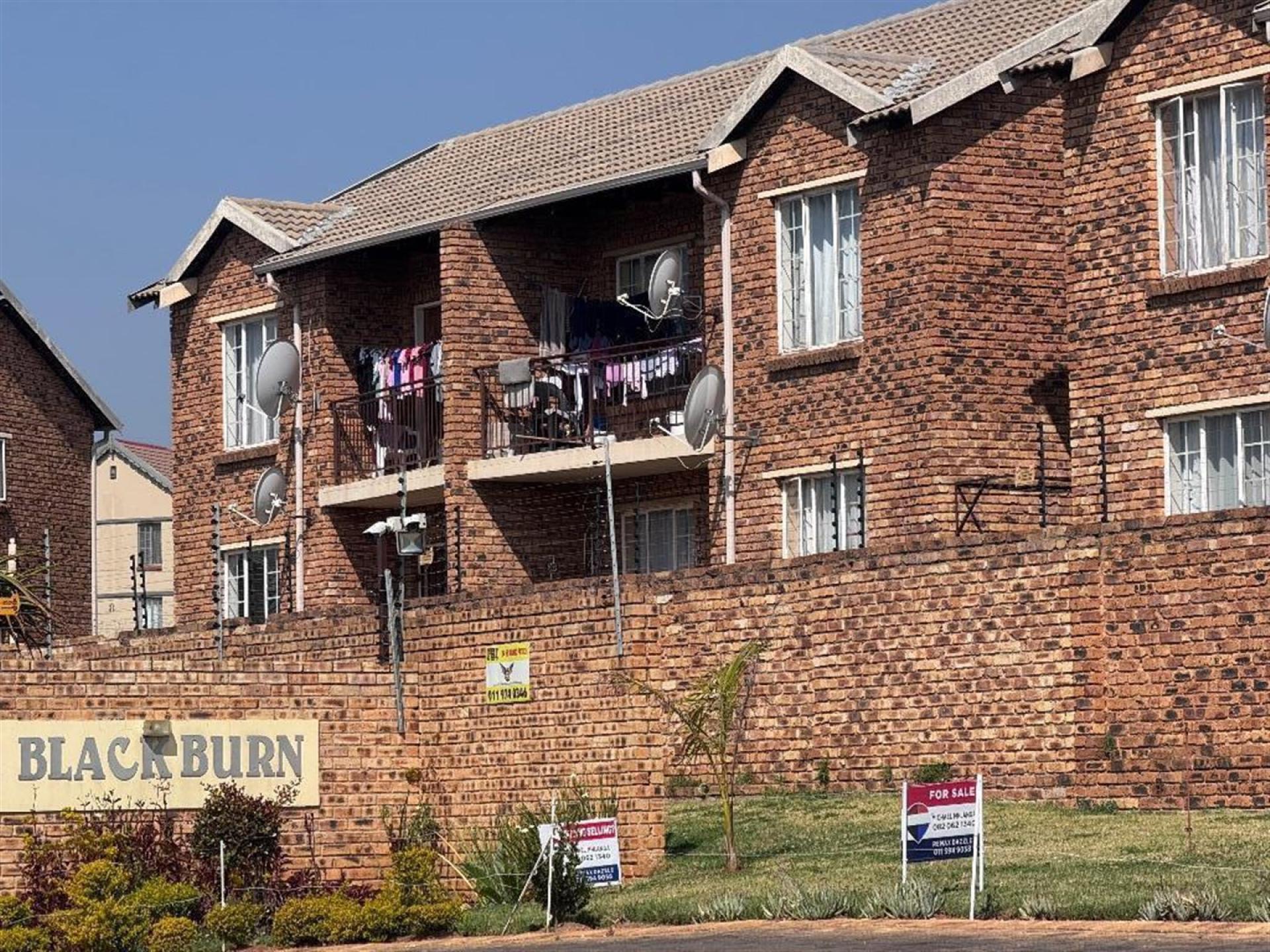 Front View of property in Chloorkop