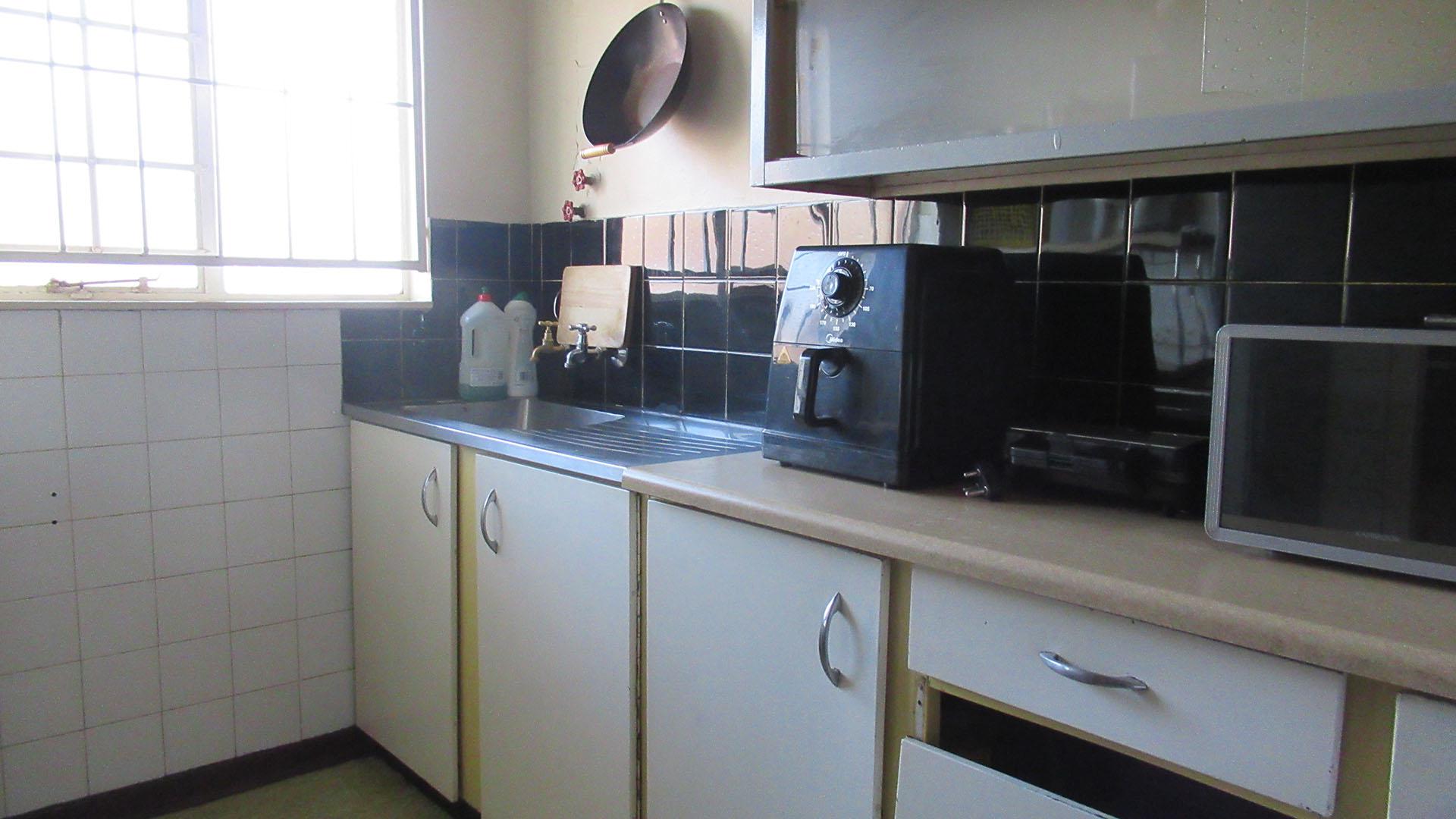 Kitchen - 9 square meters of property in Parkhill Gardens