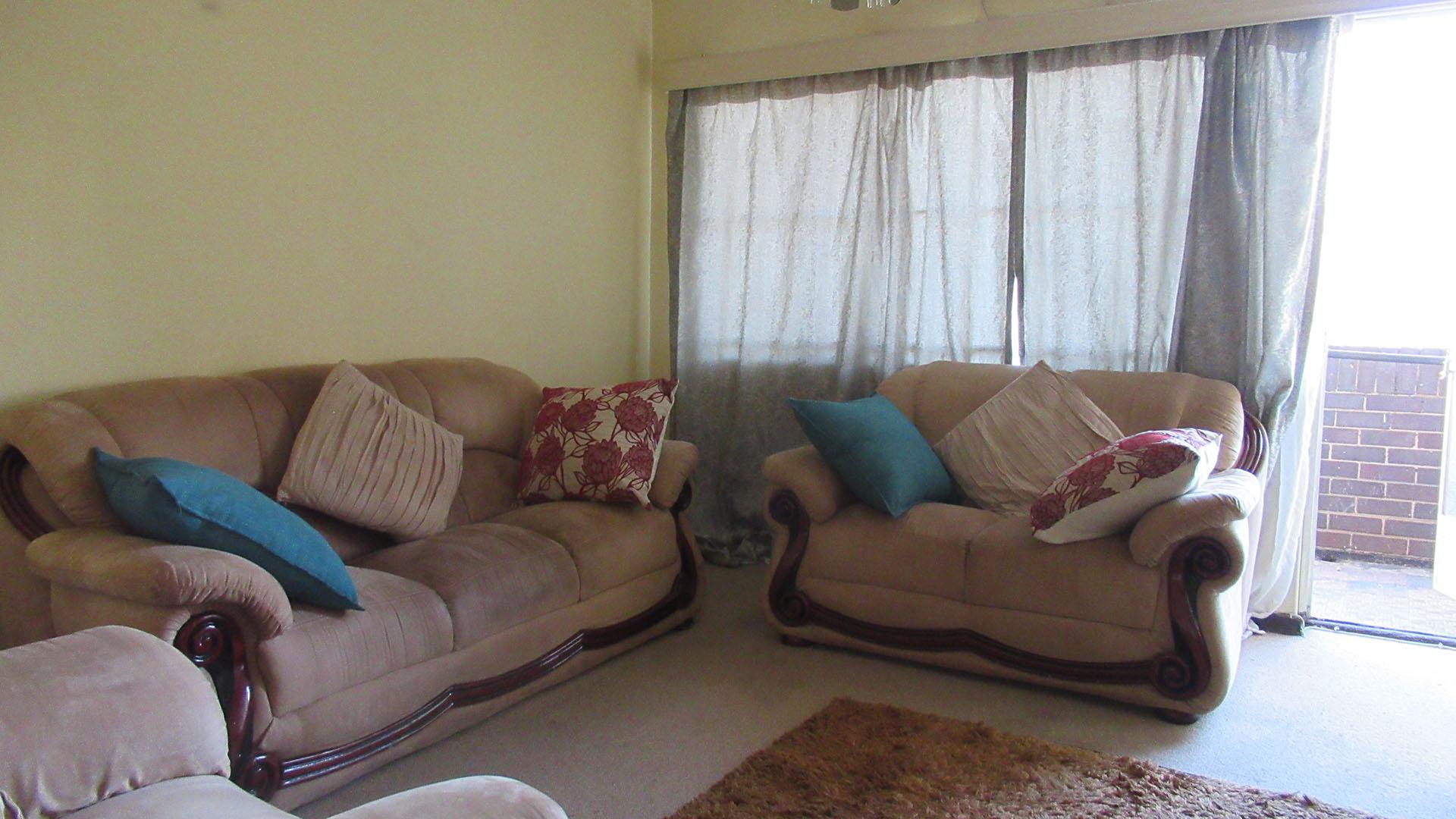 Lounges - 17 square meters of property in Parkhill Gardens