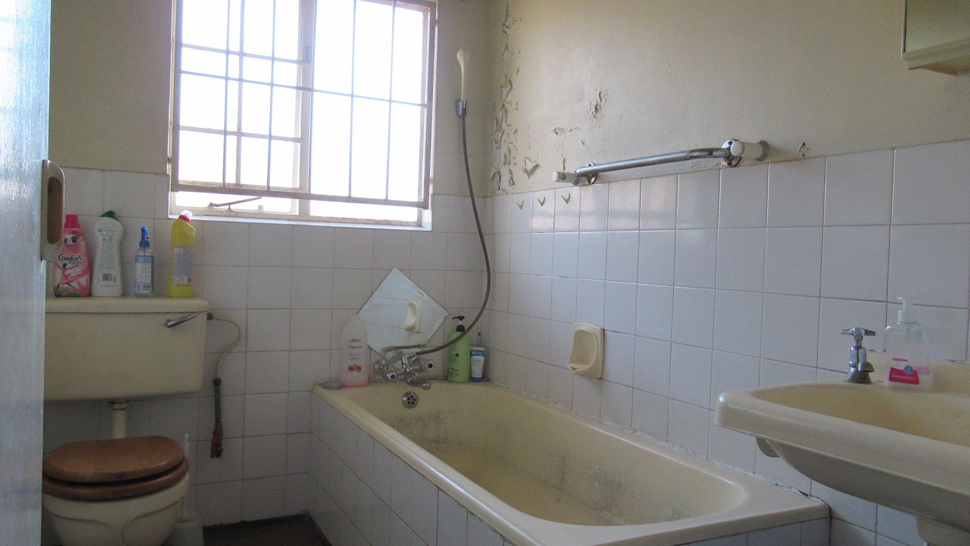 Bathroom 1 - 6 square meters of property in Parkhill Gardens