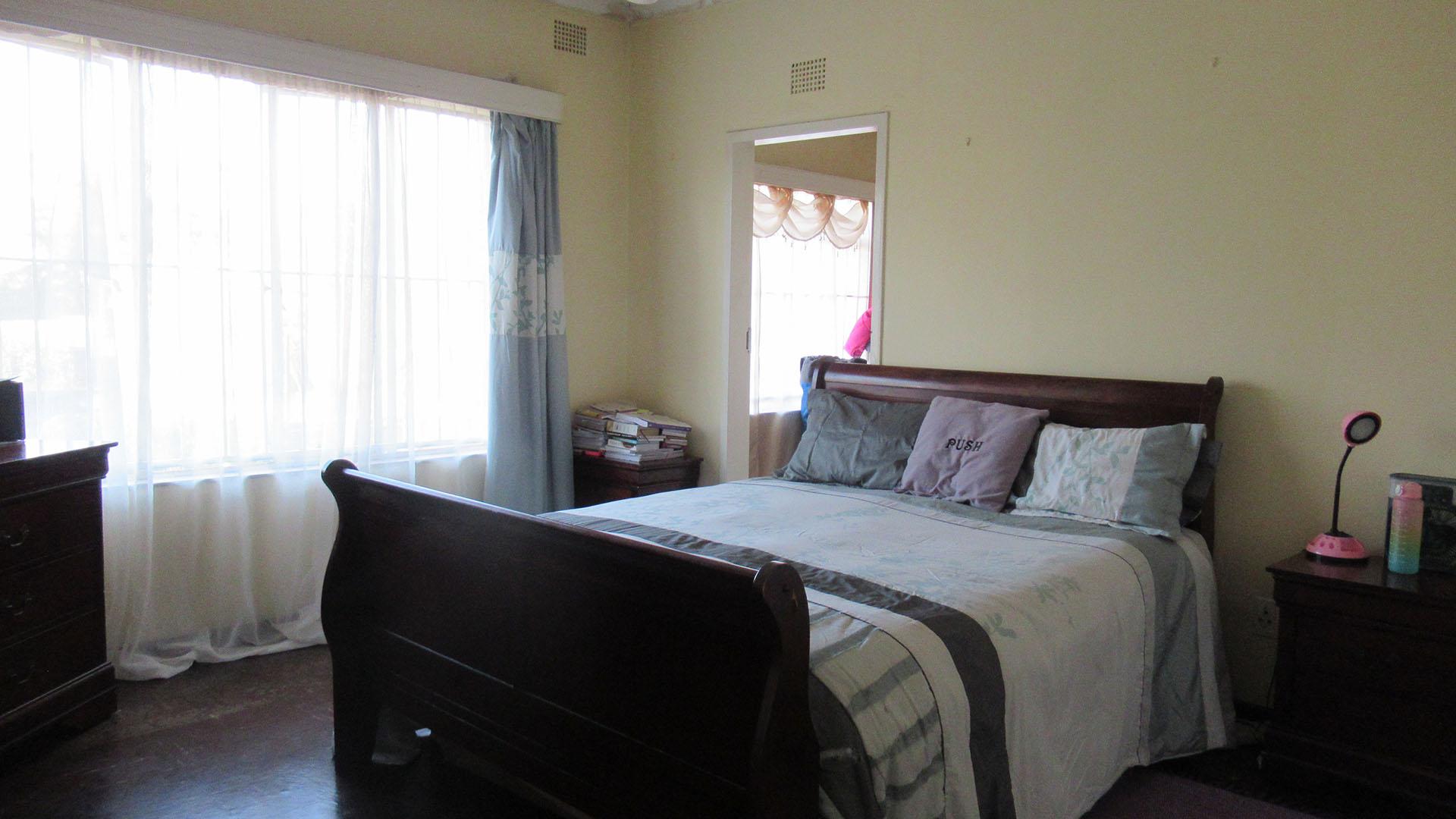 Bed Room 1 - 38 square meters of property in Parkhill Gardens
