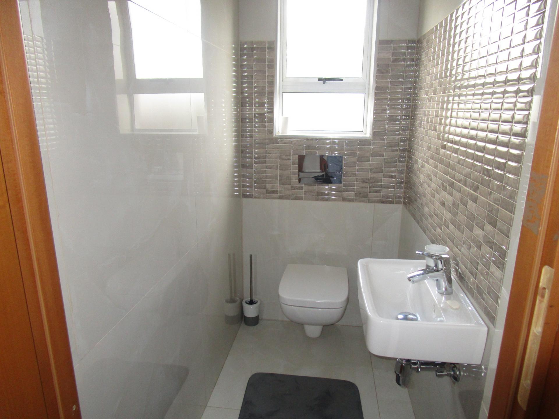Guest Toilet - 2 square meters of property in Brakpan