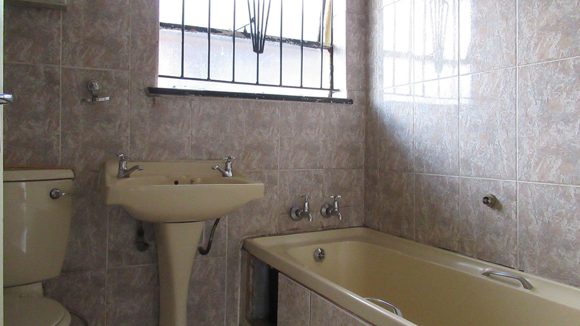 Bathroom 1 - 5 square meters of property in Orlando West
