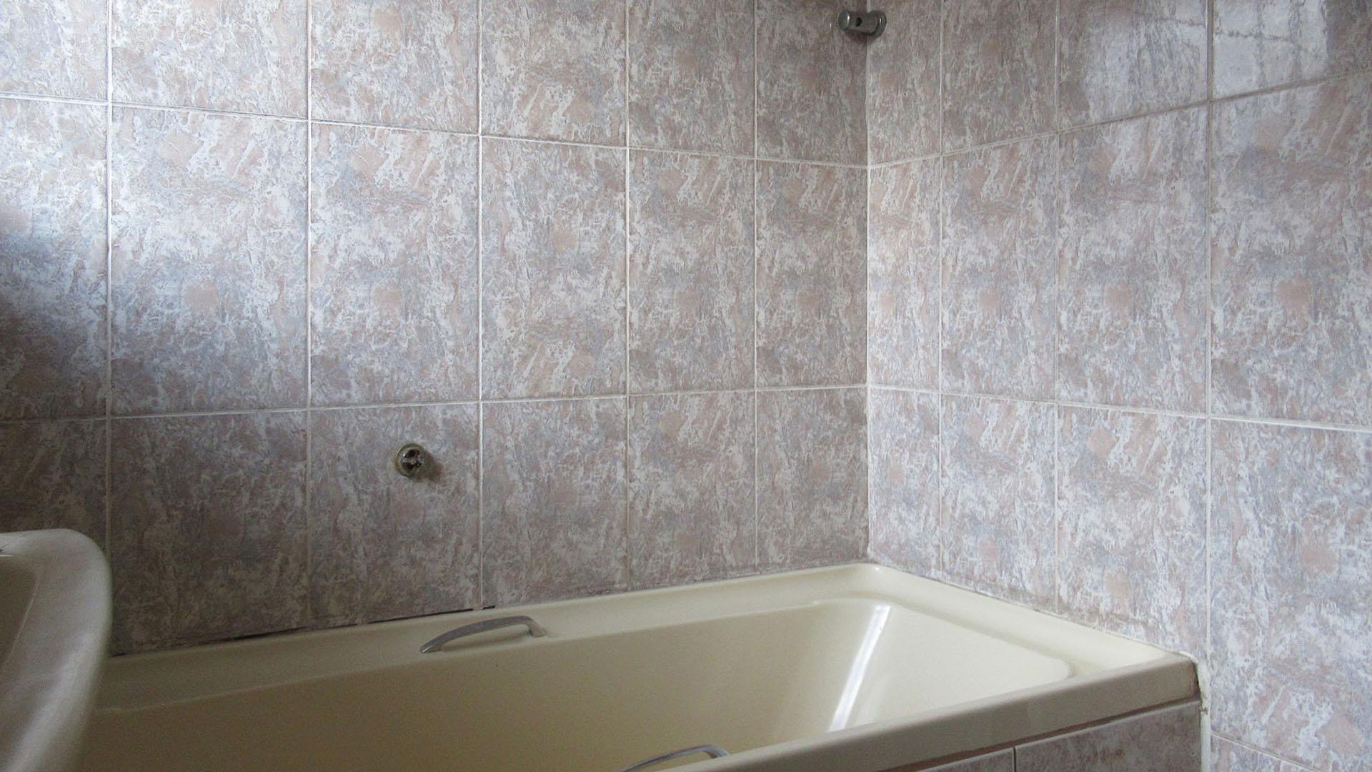 Bathroom 1 - 5 square meters of property in Orlando West