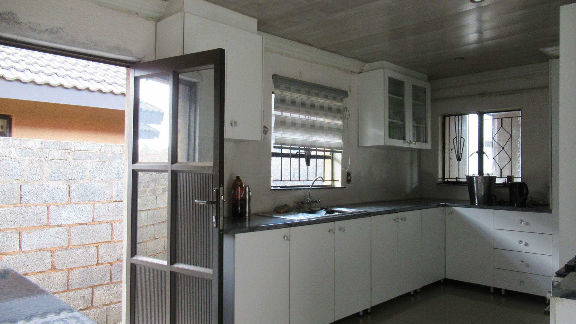 Kitchen - 14 square meters of property in Orlando West