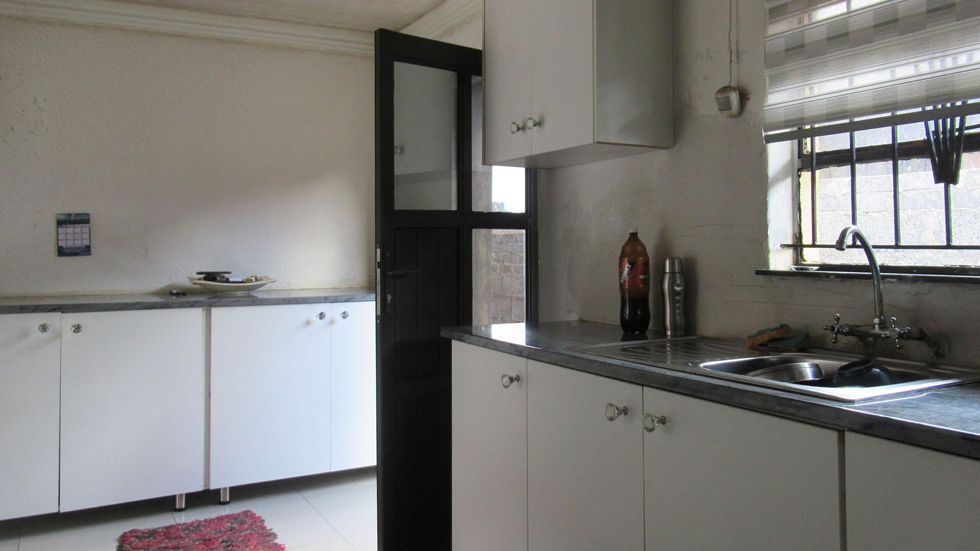 Kitchen - 14 square meters of property in Orlando West